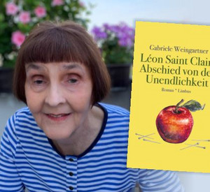 Im Hintergrund: Foto von Frau Weingartner, Davor: Buchcover „Léon Saint Clairs Abschied von der Unendlichkeit“