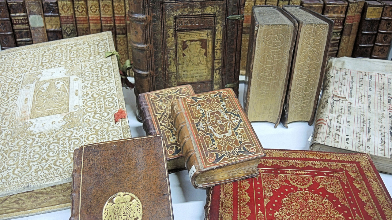 Sammlung verschieden großer antiker Bücher