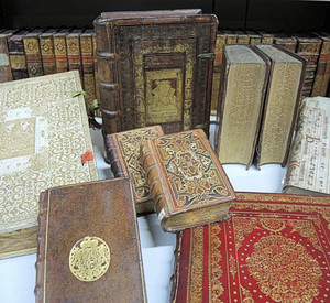 Sammlung verschieden großer antiker Bücher