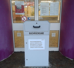 Medienrückgabebox vor dem Eingang des LBZ Speyer
