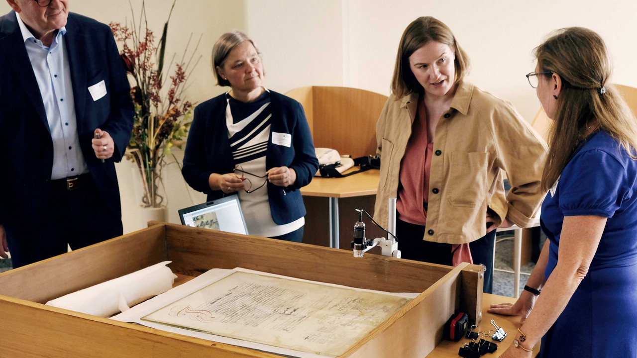 V.l.n.r.: Peter Diewald (Stadt Bad Neuenahr-Ahrweiler), Prof. Dr. Andrea Pataki-Hundt (CSCI Köln), Kulturministerin Katharina Binz und Diplom-Restauratorin Ricarda Holly im Gespräch über die beschädigte Urkunde. 