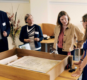 V.l.n.r.: Peter Diewald (Stadt Bad Neuenahr-Ahrweiler), Prof. Dr. Andrea Pataki-Hundt (CSCI Köln), Kulturministerin Katharina Binz und Diplom-Restauratorin Ricarda Holly im Gespräch über die beschädigte Urkunde. 