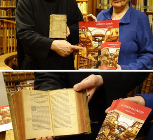 Dr. Annette Gerlach (Landesbibliothekszentrum Rheinland-Pfalz) und Pater Dr. Augustinus Sander OSB (Benediktinerabtei Maria Laach) präsentieren den Flyer der Ausstellung "Luther in Laach".