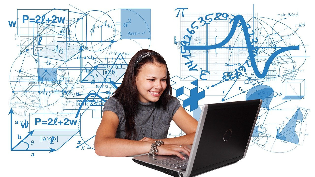 Frau vor einem Laptop