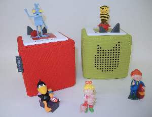 Rote und grüne Tonibox mit 5 Figuren drumherum gruppiert